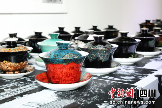 汇报展上展出的工艺品。主办方供图